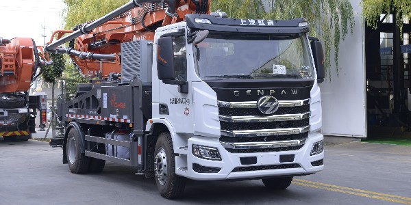 科尼樂紅巖底盤 32米泵車